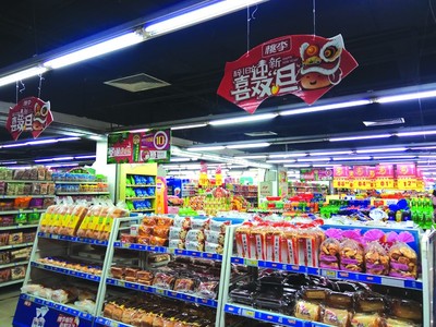 節(jié)日消費(fèi)人氣旺，年貨會(huì)上“掃貨”忙——百貨零售迎來(lái)新春購(gòu)物熱潮