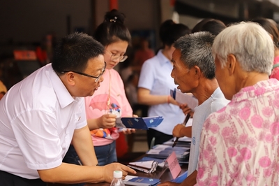 秀山縣社會保險事務中心開展“三進三送”社保政策宣傳活動，提供社會經濟咨詢服務